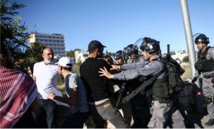 فيديو| الاحتلال يقمع وقفة في حي الشيخ جراح ويعتقل 4 مواطنين