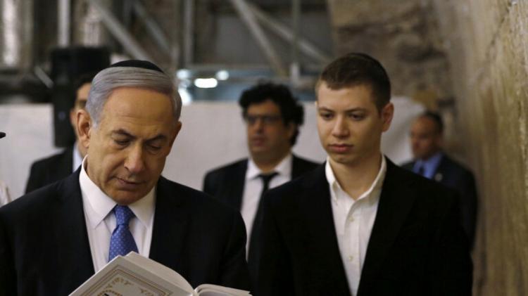 القضاء الإسرائيلي يأمر نجل نتنياهو بالكف عن مضايقة قادة الاحتجاجات