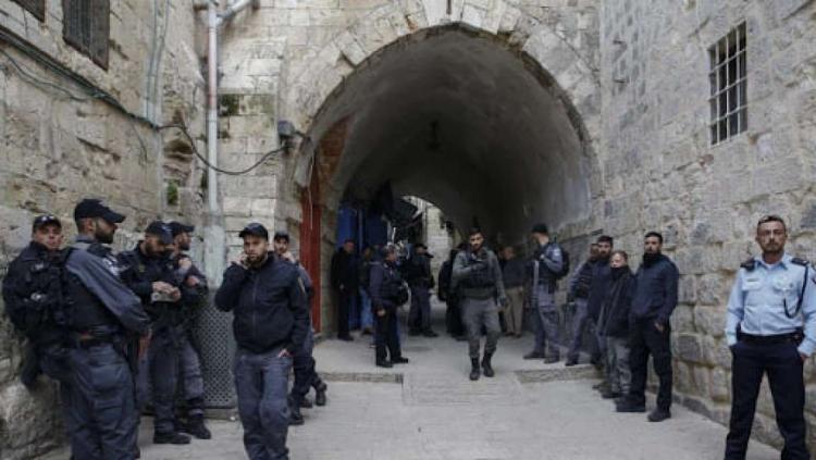 الاحتلال يقتحم عددا من الأحياء في البلدة القديمة بالقدس ويحرر مخالفات للمواطنين