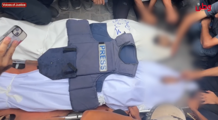 بين الكاميرا والقصف.. صحفيو غزة يوثّقون الحقيقة بالدم بين الكاميرا والقصف.. صحفيو غزة يوثّقون الحقيقة بالدم