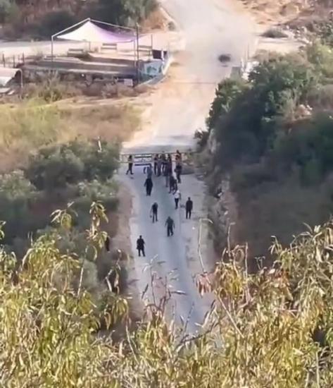 الاحتلال يمنع المزارعين من قطف ثمار الزيتون في كفر نعمة غرب رام الله الاحتلال يمنع المزارعين من قطف ثمار الزيتون في كفر نعمة غرب رام الله