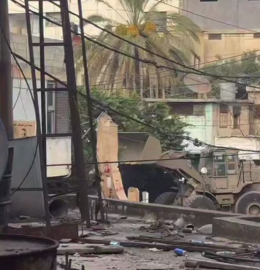 بالفيديو.. الاحتلال يدمر صرح الشهداء في مخيم الجلزون شمال مدينة البيرة بالفيديو.. الاحتلال يدمر صرح الشهداء في مخيم الجلزون شمال مدينة البيرة