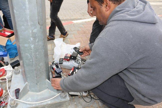 خاص بالفيديو | من يُنير حي "تيكا" في غزة بالكهرباء .. لا تيار الا لشحن الهواتف على الرصيف