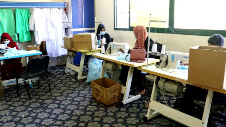 في غزة... ذوو إعاقة ينتجون الكمامات ويوزعونها على المواطنين مجانا في غزة... ذوو إعاقة ينتجون الكمامات ويوزعونها على المواطنين مجانا