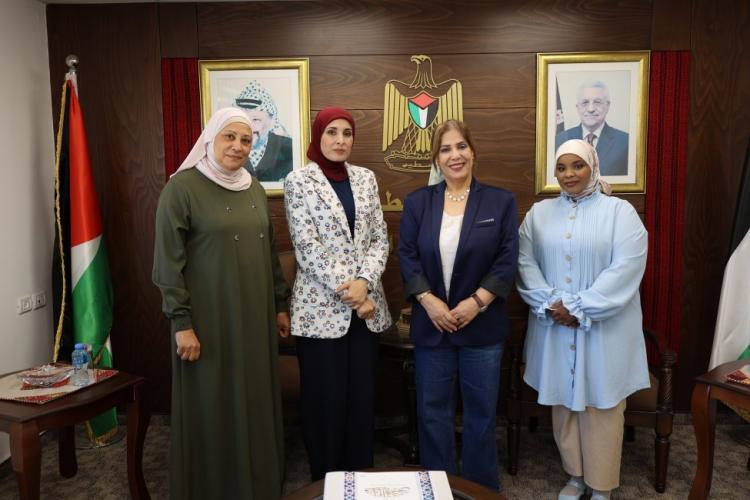 الخليلي تلتقي رئيسة جمعية نور شمس النسوية – طولكرم لبحث سبل التعاون ودعم وتمكين النساء الخليلي تلتقي رئيسة جمعية نور شمس النسوية – طولكرم لبحث سبل التعاون ودعم وتمكين النساء
