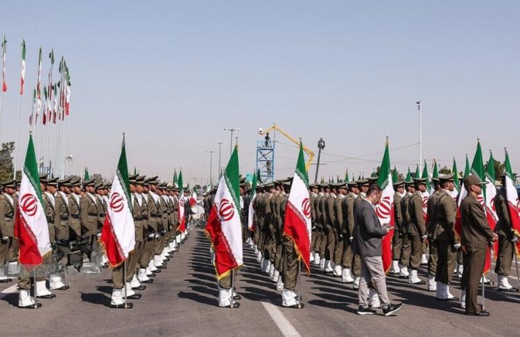 مسؤول إيراني كبير: طهران قررت الانتقال من سياسة دفاعية إلى هجومية بالكامل