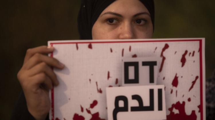 متظاهرون من فلسطينيي الداخل المحتل يغلقون شارعا سريعا في "تل أبيب" احتجاجا على تفشي الجريمة متظاهرون من فلسطينيي الداخل المحتل يغلقون شارعا سريعا في "تل أبيب" احتجاجا على تفشي الجريمة