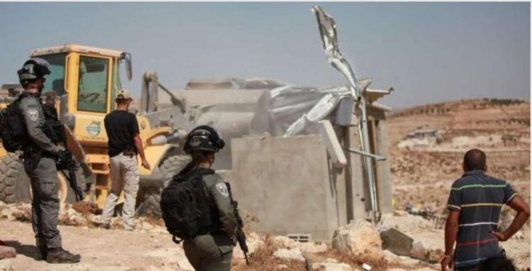 الاحتلال يخطر بوقف بناء منزل قيد الانشاء بمسافر يطا