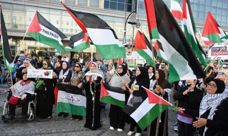 الشرطة الألمانية تعتقل شخصين خلال مظاهرة داعمة لفلسطين الشرطة الألمانية تعتقل شخصين خلال مظاهرة داعمة لفلسطين
