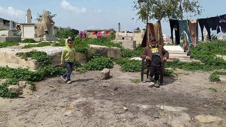 يتخذون من القبور أسرّة لهم.. سكان مقبرة "البرية" في غزة يناشدون عبر وطن لتأمين مأوى لهم يتخذون من القبور أسرّة لهم.. سكان مقبرة "البرية" في غزة يناشدون عبر وطن لتأمين مأوى لهم