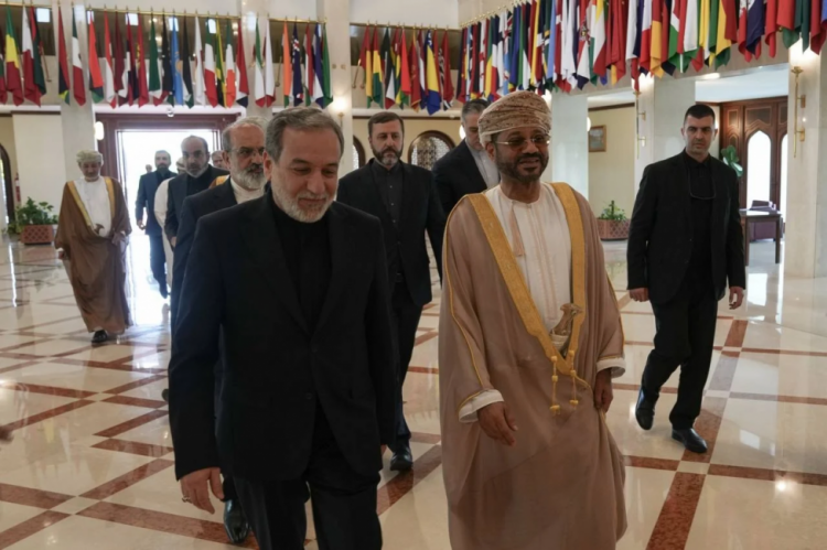 مباحثات عمانية إيرانية بشأن مضيق هرمز ومسقط تعد مقترحا لإدارة حركة الملاحة مباحثات عمانية إيرانية بشأن مضيق هرمز ومسقط تعد مقترحا لإدارة حركة الملاحة