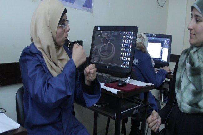 خاص لـ"وطن": بالفيديو.. غزة: شابات يقهرن الإعاقة السمعية بامتهان الطباعة والتصميم