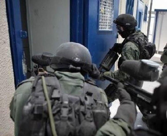 قوات الاحتلال تقتحم سجن عسقلان وتعتدي على الأسرى