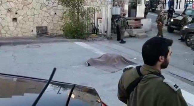 فيديو .. جنود الاحتلال يطلقون النار على شاب في الخليل