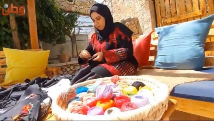 في الخليل.. كمامات بطابع فلسطيني لتشجيع المواطنين على ارتدائها