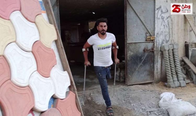 رغم إعاقته.. حسام يفتتح معملاً لصناعة "الأنترلوك" رغم إعاقته.. حسام يفتتح معملاً لصناعة "الأنترلوك"
