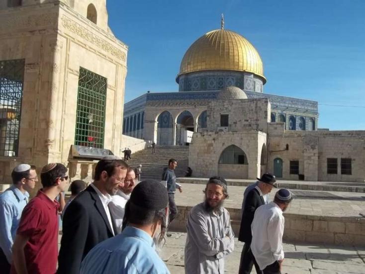 عشرات المستوطنين يقتحمون الأقصى