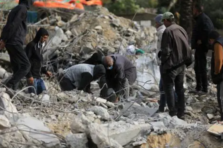 انتشال جثامين 101 شهيد من تحت أنقاض "مربع التاج" بغزة انتشال جثامين 101 شهيد من تحت أنقاض "مربع التاج" بغزة