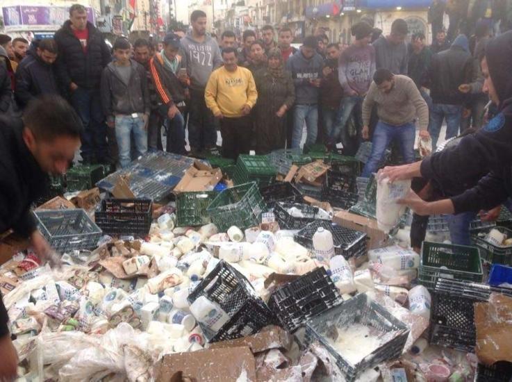 بالفيديو .. شبان يتلفون شاحنة بضائع إسرائيلية في رام الله