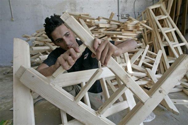 الاحتلال يحظر إدخال أحد أنواع الخشب لغزة