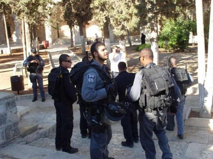 شرطة الاحتلال تعتدي على حارس في المسجد الأقصى