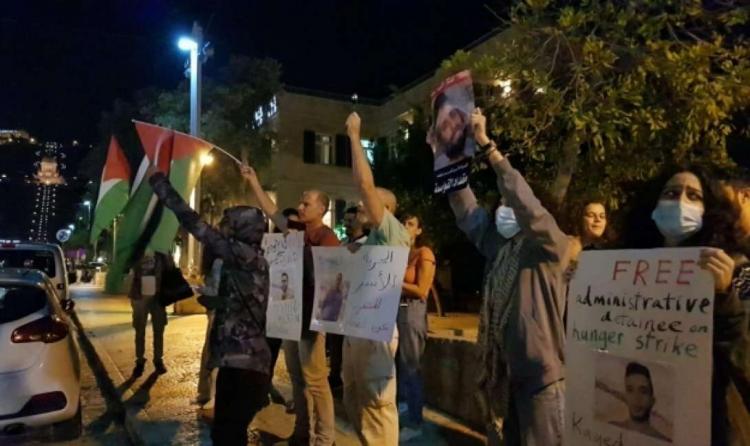 وقفة احتجاجية دعما للأسرى المضربين عن الطعام في حيفا وقفة احتجاجية دعما للأسرى المضربين عن الطعام في حيفا