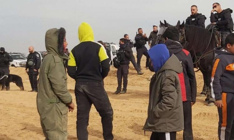 مواجهات مع شرطة الاحتلال إثر تجدد تجريف الأراضي بمنطقة النقع في النقب المحتل مواجهات مع شرطة الاحتلال إثر تجدد تجريف الأراضي بمنطقة النقع في النقب المحتل