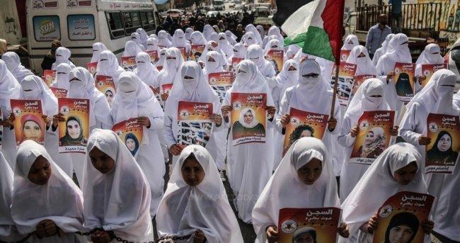 "ثوب أبيض" يجسد معاناة 62 أسيرة في سجون الاحتلال