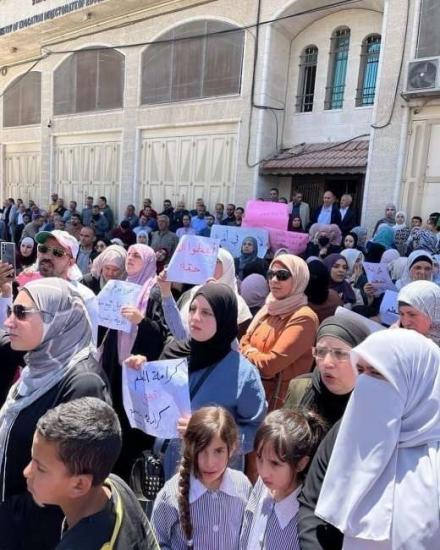 أولياء أمور ومعلمون يعتصمون في الخليل لمطالبة الحكومة بإنصاف المعلمين