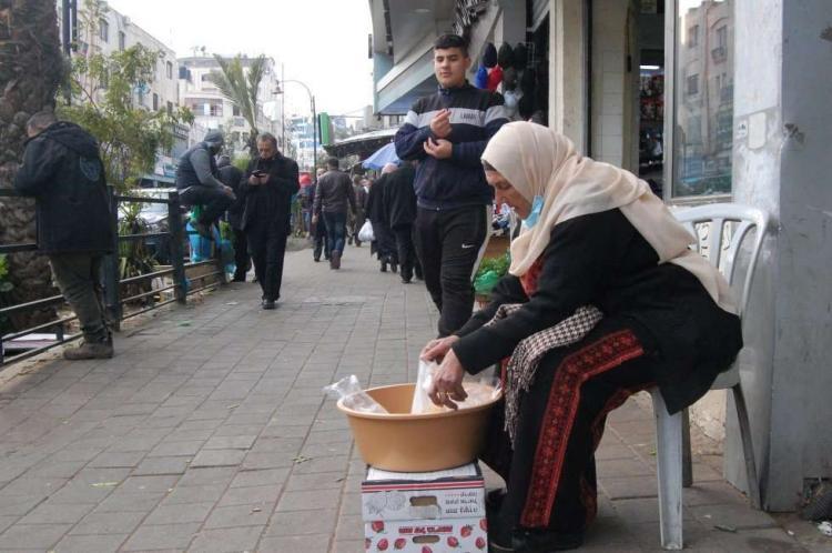 "زهرة".. 10 أعوام من بيع أكلة المفتول على حافة الرصيف "زهرة".. 10 أعوام من بيع أكلة المفتول على حافة الرصيف