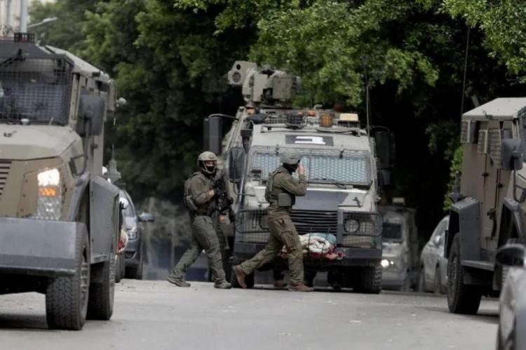 مداهمة عدة أحياء باقتحام قوات الاحتلال مدينة نابلس مداهمة عدة أحياء باقتحام قوات الاحتلال مدينة نابلس
