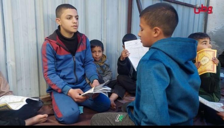 خيام تحفيظ القرآن تتحول إلى صفوف مصغّرة لتعليم الأطفال النازحين خيام تحفيظ القرآن تتحول إلى صفوف مصغّرة لتعليم الأطفال النازحين