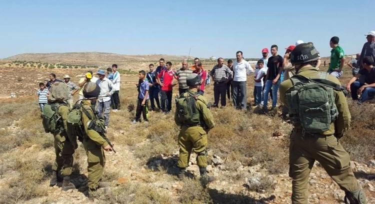 الاحتلال يخطر مجموعة من المزارعين بوقف العمل في أراضيهم جنوب بيت لحم