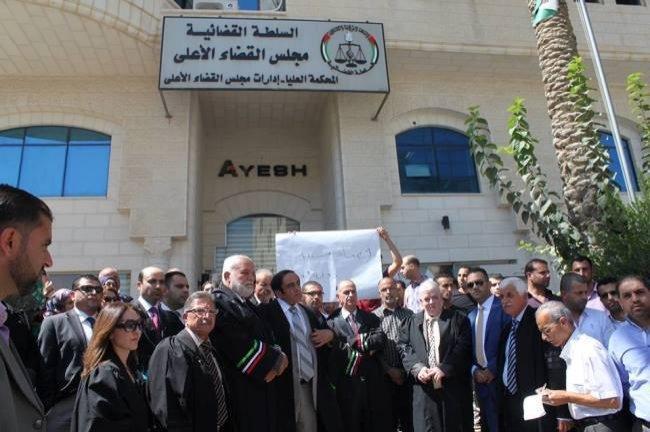 بعد صدور تعديل قانون المحكمة الدستورية، نادي القضاة النظاميين يعلّق العمل في المحاكم
