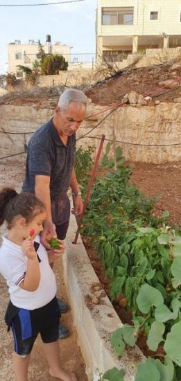 ياسين أبو خضير...أُسر من أجل الأرض وعاد إليها بعد 26 عاماً مزارعاً ملهماً لمجتمعه