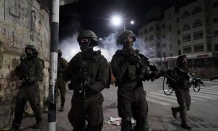 القدس: الاحتلال يعتقل 4 من أعضاء لجنة الطوارئ في صور باهر ويستولي على 300 طرد غذائي القدس: الاحتلال يعتقل 4 من أعضاء لجنة الطوارئ في صور باهر ويستولي على 300 طرد غذائي