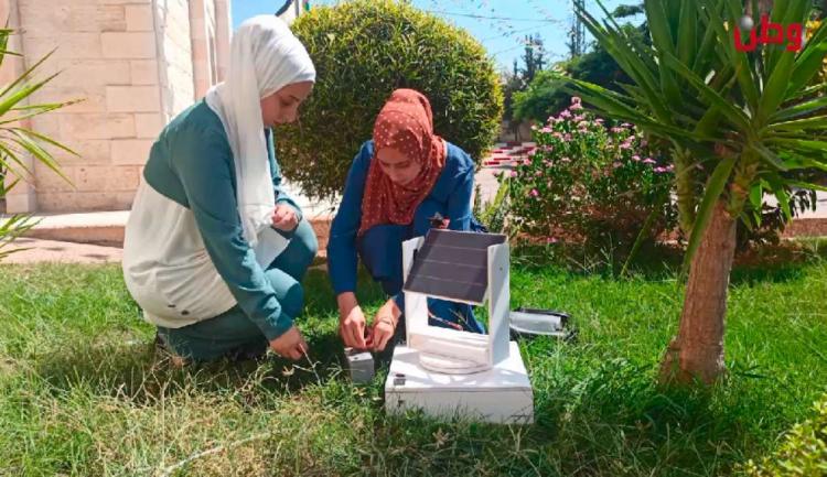 شابات من غزة يبتكرن جهاز لتعقب الطاقة الشمسية