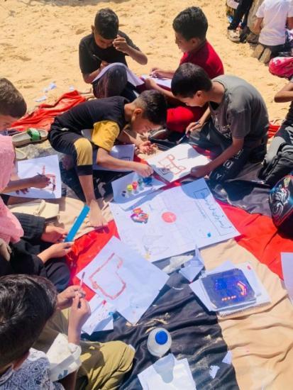 ملتقى إبداع المعلم ينفذ ورشة "نرسم، نلون ونتعلم رغم النزوح" للأطفال النازحين في مواصي خان يونس