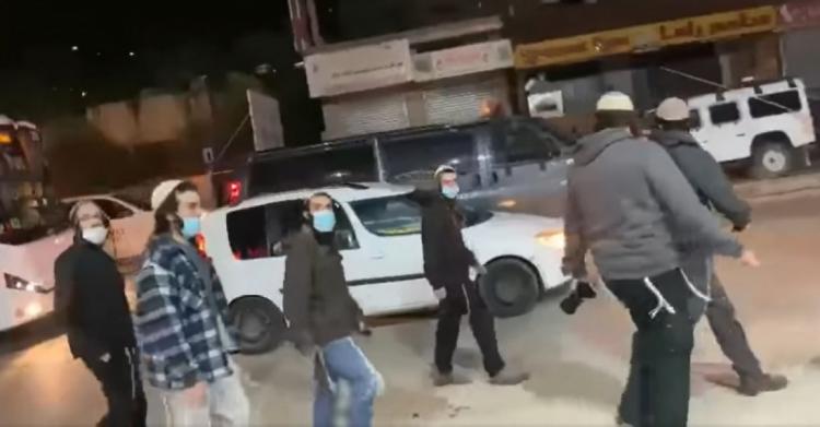 مستوطنون يهاجمون مركبات المواطنين عند حاجز "بيت إيل" شمال البيرة
