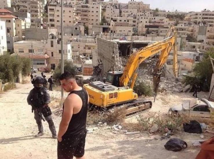 جرافات الاحتلال تهدم 3 منازل في بيت حنينا بالقدس جرافات الاحتلال تهدم 3 منازل في بيت حنينا بالقدس