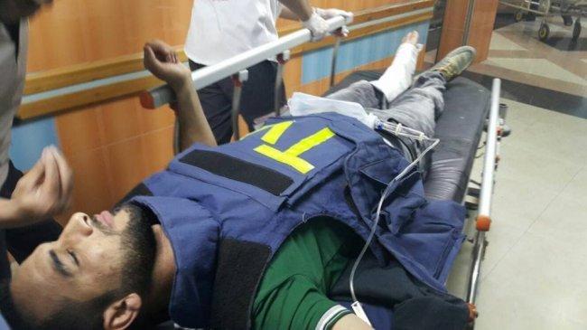 الهلال الأحمر: طواقمنا تنقل الصحفي الجريح ياسر قديح الى "المقاصد" عبر "ايرز"