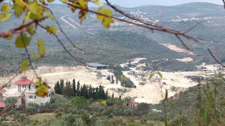 تفجيرات كسارات بزاريا مستمرة منذ 20 عاما والمواطنون يناشدون عبر وطن لمنع انهيار منازلهم تفجيرات كسارات بزاريا مستمرة منذ 20 عاما والمواطنون يناشدون عبر وطن لمنع انهيار منازلهم