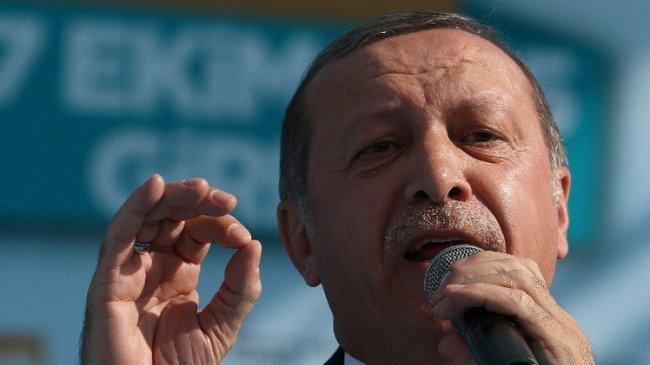 أردوغان يحذر موسكو من "اللعب بالنار"