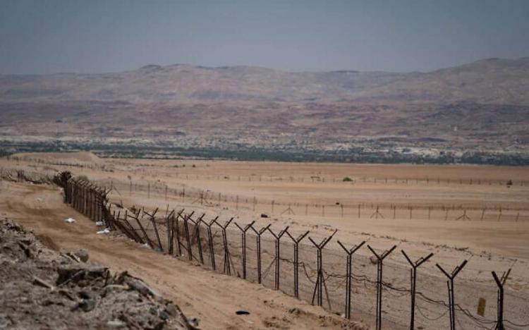 قوات الاحتلال تبحث عن 5 أشخاص تسللوا عبر الحدود الأردنية قوات الاحتلال تبحث عن 5 أشخاص تسللوا عبر الحدود الأردنية