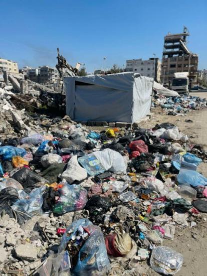 بين تلال النفايات ومياه المجاري.. نازحو الخيام أمام خيارين "الموت أو المرض"
