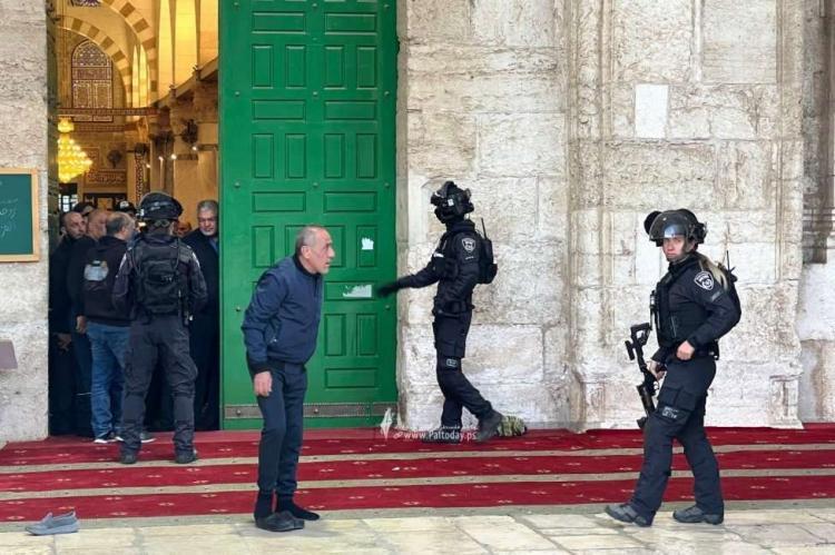 دعوات لأداء صلاتي المغرب والعشاء في مصلى باب الرحمة بالأقصى دعوات لأداء صلاتي المغرب والعشاء في مصلى باب الرحمة بالأقصى
