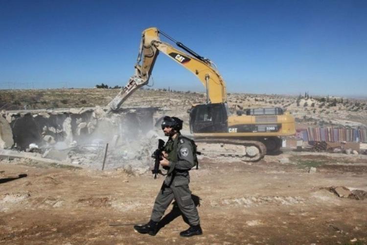الاحتلال يهدم 7 شقق سكنية في محيط مخيم قلنديا شمال القدس الاحتلال يهدم 7 شقق سكنية في محيط مخيم قلنديا شمال القدس