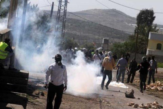 الاحتلال يقمع مسيرة تضامنية مع الاسرى المضربين في بلدة بيت امر