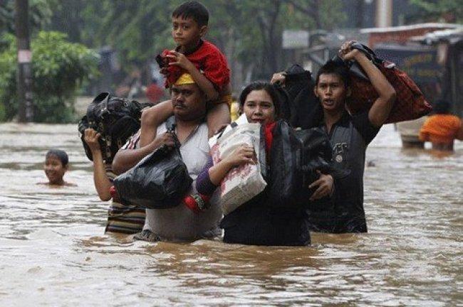 ارتفاع حصيلة قتلى الفيضانات في إندونيسيا إلى 92