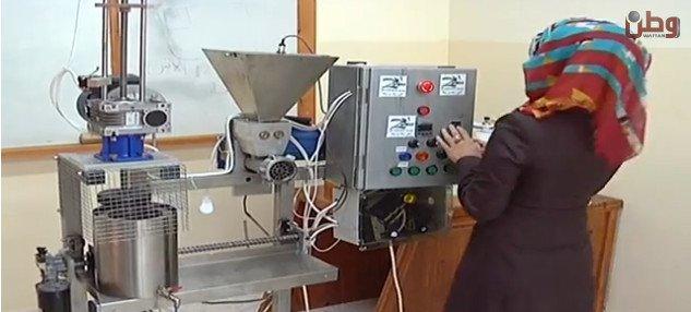 خاص لـ "وطن": بالفيديو... 3 طالبات يبتكرن معصرة زيتون منزلية